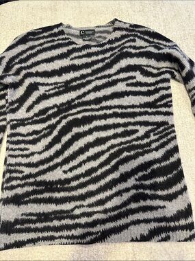 C by Bloomingdale’s 100% cashmere  Black & Gray Zebra Top